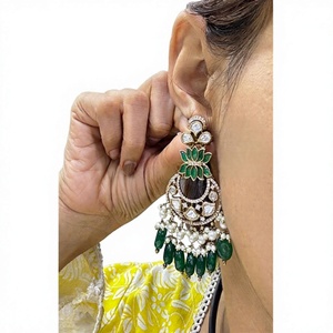 Magnifique ensemble de boucles d'oreilles pendantes en laiton plaqué or de qualité supérieure pour femmes, pour les occasions de mariage - Product Image 2