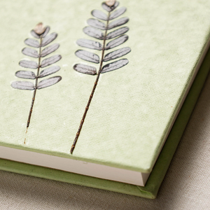 Cuaderno de Invitados con Diseño Floral Elegante, Cuaderno Compacto Decorativo para Visitantes (4.3 x 5.5 pulgadas) - Product Image 3