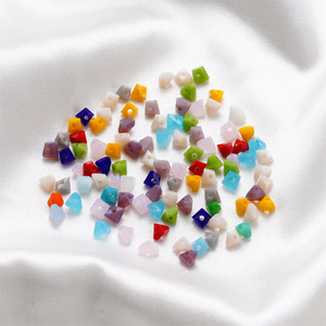 Cuentas de cristal triangulares de colores de 6 mm para hacer pulseras, accesorios de joyería DIY, cuentas de vidrio con agujero, venta al por mayor de fábrica - Product Image 3