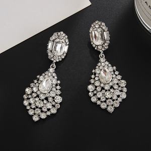 Boucles d'oreilles pour femmes en forme de larme de couleur champagne rétro européenne américaine, entièrement serties de diamants, pierres précieuses en cristal, accessoires en alliage de zinc - Product Image 3