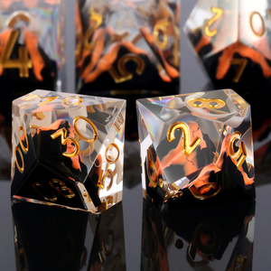 Dés de Lave Dungeons & Dragons - Ensemble de dés de jeu de rôle en résine époxy à bords tranchants avec design éruption volcanique - Product Image 5
