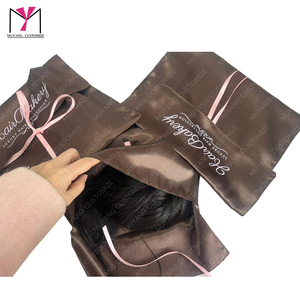 Bolsa de satén para extensiones de cabello Hair Bakery, empaque de regalo de lujo, logotipo personalizado impreso, cierre con cinta rosa - Product Image 5