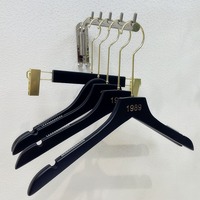 Vente en gros de cintres en bois massif noir spécialement conçus pour les magasins de vêtements pour femmes et enfants