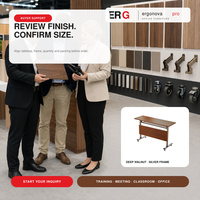 Table de conférence et de formation pliable peu encombrante avec plateau en bois et structure métallique pour salle de réunion de bureau