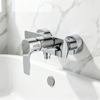 Robinet de douche mural à poignée unique en alliage de zinc au design moderne, avec noyau en céramique, adapté aux salles de bain d'hôtels et d'appartements