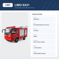 Camion de pompiers électrique à quatre roues avec portes à volets pour équipement, baie d'appareils de station, moniteur d'eau sur le toit et barre lumineuse