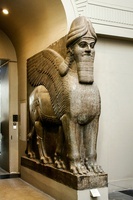 Sculpture d'Assyrie BringFine au design archaïque, en marbre antique, sur mesure, à cinq pattes, représentant un taureau, un lion, des ailes et un Sphinx, pour usage intérieur et extérieur