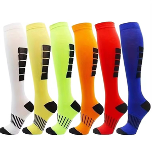 Chaussettes de compression montantes en tricot anti-bactériennes pour marathon et course à pied, avec logo sur le mollet, pour hommes et femmes - Product Image 1