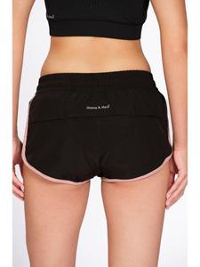 Shorts de sport extensibles en Lycra noir pour femme Munns & Mars – Taille mi-haute, confortables, pour l'entraînement athlétique - Product Image 6