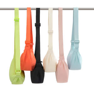 Sac de voyage personnalisé en forme de dumpling de couleur unie, sac bandoulière en forme de lune pour femme, sac en polyester pour homme et femme - Product Image 1