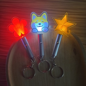 Llavero acrílico luminoso con diseño de estrella y pata, accesorio portátil para conciertos, llavero colorido, barra de luz electrónica - Product Image 3