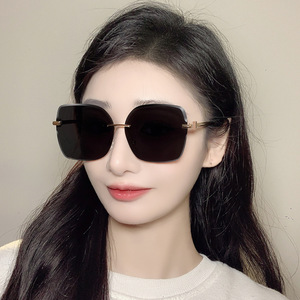 Gafas de sol sin montura a la moda para mujer, lentes moradas degradadas de metal, protección UV400, estilo cuadrado grande - Product Image 2