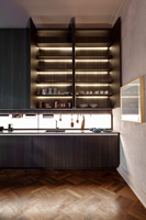 Armoire murale suspendue en bois massif moderne avec un design cannelé et une finition laquée, dotée d'une table d'appoint et d'étagères en verre pour le rangement