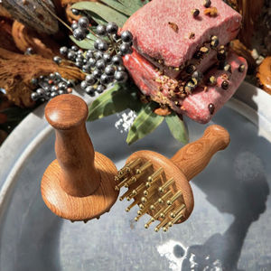 Masajeador de Cabeza Hecho a Mano con Madera de Peral y Cobre, Cepillo de Masaje para el Cuero Cabelludo con Dientes Finos - Product Image 3