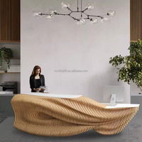 Bureau d'ordinateur de réception de luxe sur mesure en chêne et teck, de forme moderne et paramétrique, pour usage commercial, idéal pour les hôtels et les bureaux de direction.