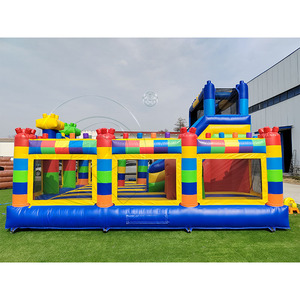 Château gonflable modulaire coloré avec <span class=keywords><strong>tours</strong></span> cylindriques et toboggan intégré pour les enfants, idéal pour les jeux en plein air et les festivals - Product Image 4