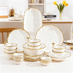 NOUVEAU – Ensemble de vaisselle en céramique dorée : assiettes rondes, assiettes à salade, assiettes à dessert, bols à soupe, tasses à café, couverts – Idéal pour l'hôtellerie - Product Image 1