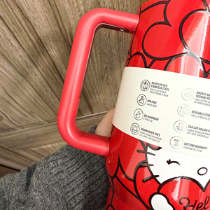 Venta al por mayor de fábrica: Taza Kitty Stan de acero inoxidable de alta calidad de 40 oz, réplica 1:1 original, con asa, ideal para camping y regalo. - Product Image 4