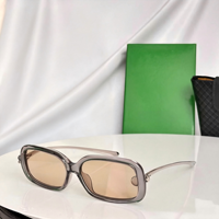 Lunettes de soleil unisexes rétro carrées tendance, verres dégradés colorés, monture intégrale en métal léger doré, protection UV400, verres en polycarbonate