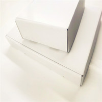Boîte cadeau blanche élégante, emballage cadeau de qualité supérieure avec impression de logo personnalisé pour les cadeaux de mariage et d'affaires