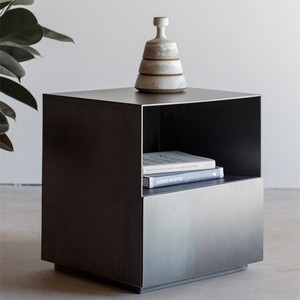 Comodino in Metallo Stile Nordico Wabi-sabi, Design Minimalista Italiano di Lusso, Tavolino Laterale Nero di Alta Qualità <span class=keywords><strong>per</strong></span> <span class=keywords><strong>Camera</strong></span> <span class=keywords><strong>da</strong></span> <span class=keywords><strong>Letto</strong></span> - Product Image 1
