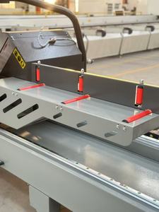 Scie de découpe de précision à double tête Ybke 5800x1750x1250mm avec moteur 2*3.0kW pour le traitement des fenêtres en aluminium - Product Image 2
