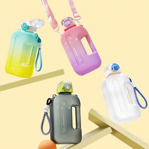 Bouteille d'eau plate rectangulaire portable en plastique transparent <span class=keywords><strong>de</strong></span> 750 <span class=keywords><strong>ml</strong></span> pour sports <span class=keywords><strong>de</strong></span> plein air avec poignée en corde et paille intégrée - Product Image 1