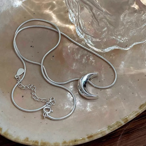 Collar de plata de ley S925 con forma de luna para mujer, colgante minimalista de moda, joyería elegante para uso diario - Product Image 3