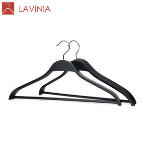 Cintres en plastique robustes Lavinia pour vêtements, style Za&ra, courbes plates, cintres en plastique noir pour chemises et manteaux - Product Image 1