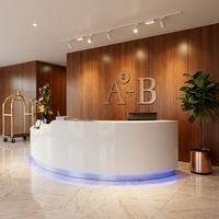 Bureau de réception incurvé personnalisé en Corian blanc avec base en acier inoxydable argenté pour hall d'hôtel
