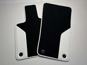 这是专为新款保时捷卡宴、马卡恩、帕纳梅拉设计的原装911马卡恩天鹅绒脚垫。 - Product Image 2