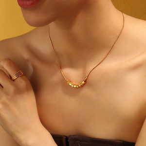 Colar de Corrente de Cobra em Aço Inoxidável Banhado a Ouro 18K com Pingente de Cubo Minimalista para Mulheres - Product Image 1