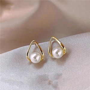 Catechandlo Boucles d'oreilles en perles plaquées or 18 carats, clous Akoya, design géométrique minimaliste pour femmes, à porter au quotidien - Product Image 4