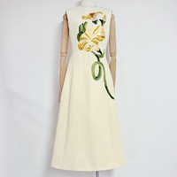 CA2063 Nouvelle Collection Été Robe Débardeur Col Rond Taille Haute Coupe Trapèze Longueur Midi Tendance Élégance Française Broderie Florale Décontractée