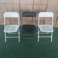 Vente en gros de chaises pliantes blanches Americana d'une capacité de 800 lbs Conception populaire en plastique métallique empilable pour les événements de fête en plein air d'hôtel