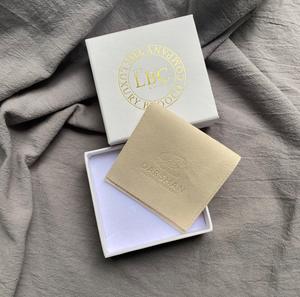 Caja de Embalaje para Joyería con Cajón Deslizable Blanco - Caja Rígida con Estampado en Dorado Personalizado para Broches y Collares - Product Image 5