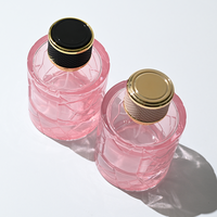 Flacon de parfum en verre rose cylindrique moderne de 50 ml et 100 ml, avec couvercle à motif cuir, logo personnalisé OEM disponible