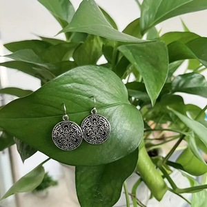 Orecchini pendenti rotondi floreali cavi per donna, gioielli di moda in stile vintage per tutti i giorni - Product Image 4