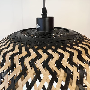 Lampada a Sospensione in Bambù Intrecciato per Isola Cucina, <span class=keywords><strong>Paralume</strong></span> Nero Fatto a Mano, Lampadario <span class=keywords><strong>Artigianale</strong></span> - Product Image 6
