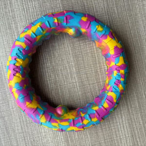 Nuovo Giocattolo da Masticare per Animali Domestici 2025, Anello Colorato per Cani 16,5 cm in Materiale EVA Ecologico, Impermeabile e Resistente ai Morsi - Product Image 3