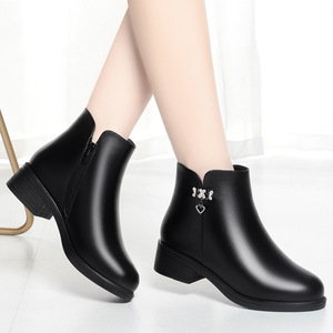 Bottines en cuir noir chaudes et doublées de fourrure Xuanhui, nouvelle tendance hiver, avec fermeture éclair latérale et breloque cœur, talon bas de 4 cm, pour femmes - Product Image 4