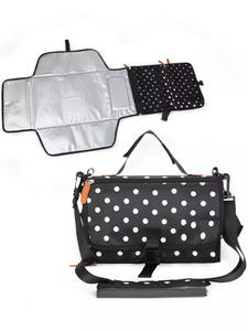 Tapis à langer réutilisable pliable et durable avec deux poignées, <span class=keywords><strong>sac</strong></span> de rangement pour lingettes humides, portable, résistant à l'eau, antidérapant, motif à pois - Product Image 3