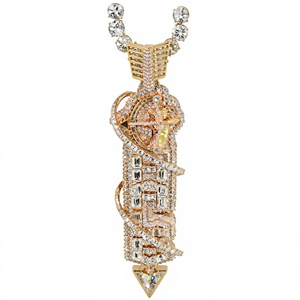 Collier pendentif de luxe pour homme, plaqué or jaune, avec détails pavés taille baguette, bijoux streetwear audacieux - Product Image 1
