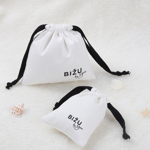 Sac à cordon en coton blanc à chevrons avec logo personnalisé de luxe, pochette cadeau en coton sergé haut de gamme avec séparateur pour bijoux - Product Image 1