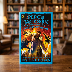 Percy Jackson et le dernier Olympien de Rick Riordan, livre broché en anglais, livre pour jeunes adultes - Product Image 1