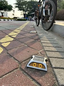 ROADSAFE Produsen Solar <span class=keywords><strong>Road</strong></span> Stud Kecerahan Tinggi Ip68 Lampu Penanda Lalu Lintas Berkedip Reflektif Aluminium Led Cat Eye - Product Image 2