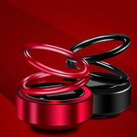 Diffuseur d'air de voiture de parfum de rotation en métal en gros Diffuseur de suspension de double anneau solide automatique Désodorisant solaire de parfum pour la voiture
