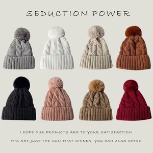 Vente en gros SYH957 <span class=keywords><strong>bonnet</strong></span> d'hiver avec logo personnalisé chaud tricoté <span class=keywords><strong>blanc</strong></span> noir à pois boule en fausse fourrure <span class=keywords><strong>pompon</strong></span> mode féminine plage - Product Image 2