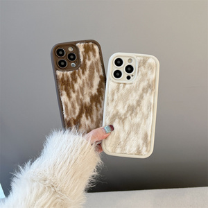 Creative Vintage <span class=keywords><strong>Shell</strong></span> para iPhone 16 Case Fluffy Fuzzy Furry Warm Leopard Pattern Plush Phone Cover Venta al por mayor Accesorios para teléfonos - Product Image 2