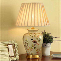 Lampe de table moderne en céramique, base en porcelaine, abat-jour plissé en tissu, métal doré, LED chaude, pour chevet, hôtel, villa, salon, maison